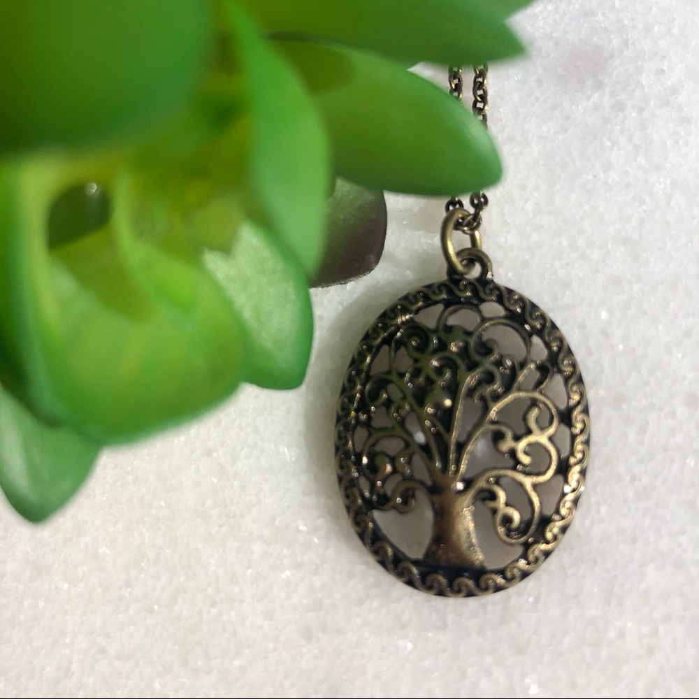 Beautiful vintage feel lightweight tree charm necklace
